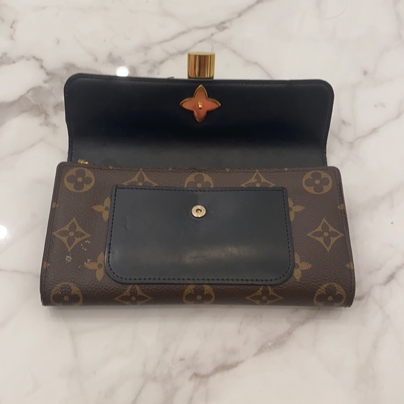 Lightly used Louis Vuitton monogram bi-fold wallet - Picture 4 of 10